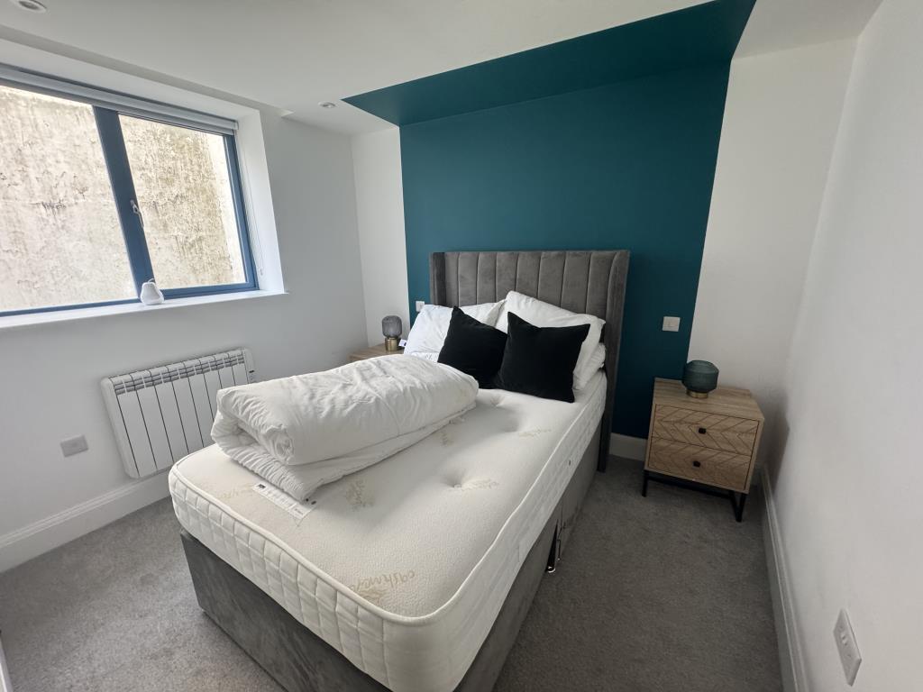 Lot: 125 - A WELL PRESENTED FLAT WITHIN CLOSE PROXIMITY TO TORQUAY HARBOUR - Bedroom two